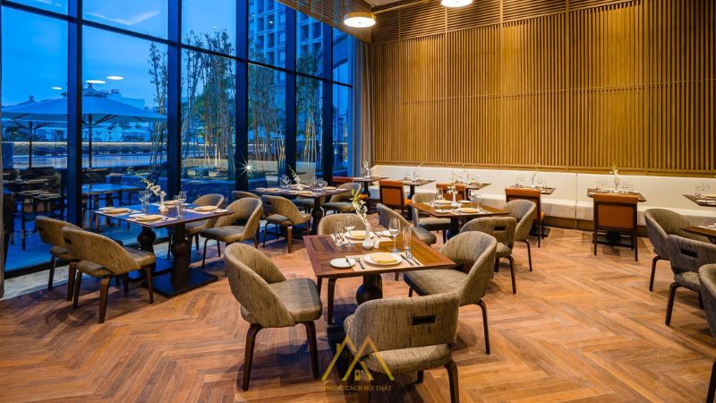 Nhà hàng La Brasserie nổi bật với thiết kế hiện đại và tinh tế