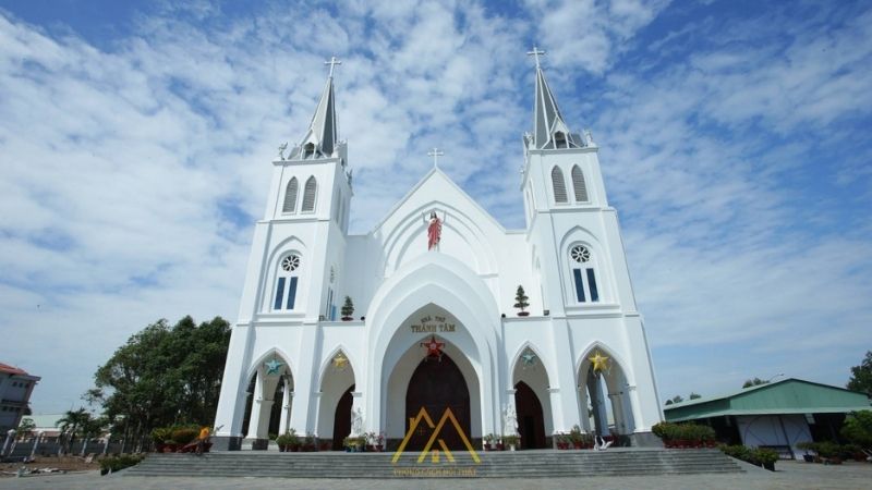 Công trình nhà thờ màu trắng kem, ngà