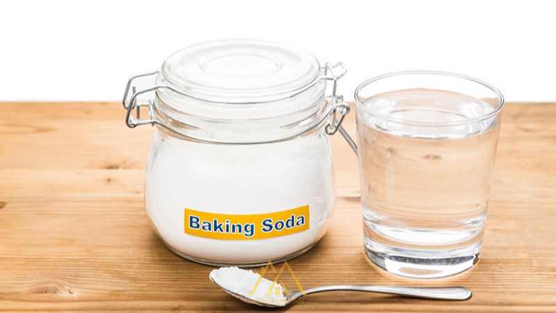 Làm sạch kính phòng tắm bằng baking soda và nước