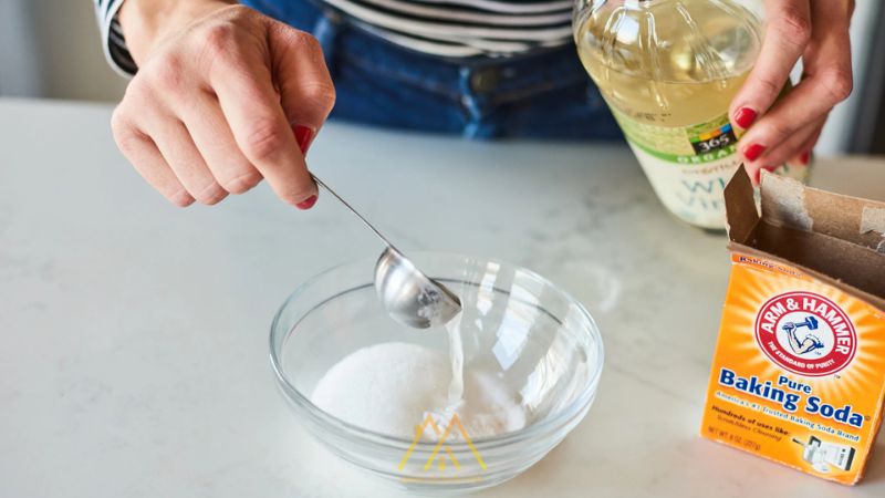 Sử dụng giấm, muối và baking soda để làm sạch kính phòng tắm