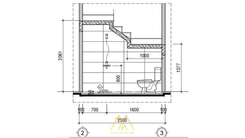 Kích thước phòng tắm dưới chân cầu thang nhỏ nhưng vẫn đầy đủ cho các nhu cầu cơ bản